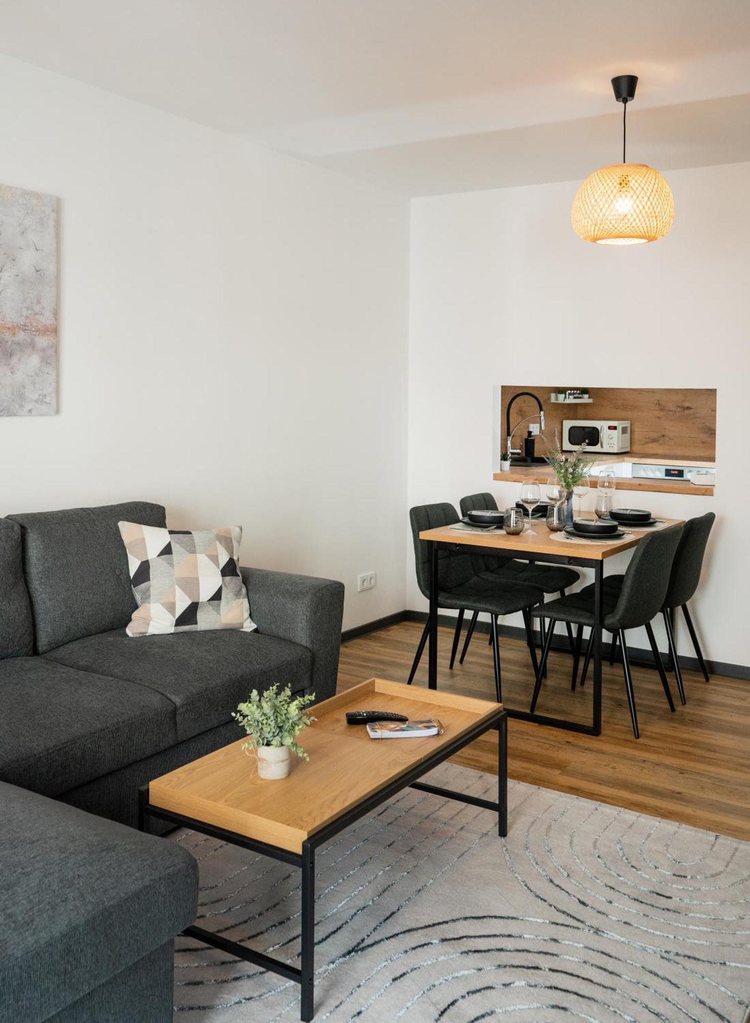 Reitz - Apartment I Zentrale Lage I Stellplatz I 55Qm I 2 Zimmer I Kueche I Bad I Terrasse Bad Hersfeld Eksteriør billede